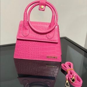 Cross over lady’s purse